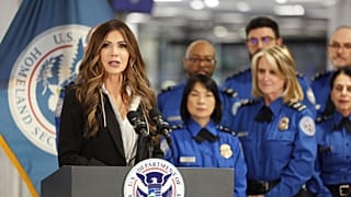 Kristi Noem amerikai belbiztonsági miniszter egy Las Vegas-i sajtótájékoztatón