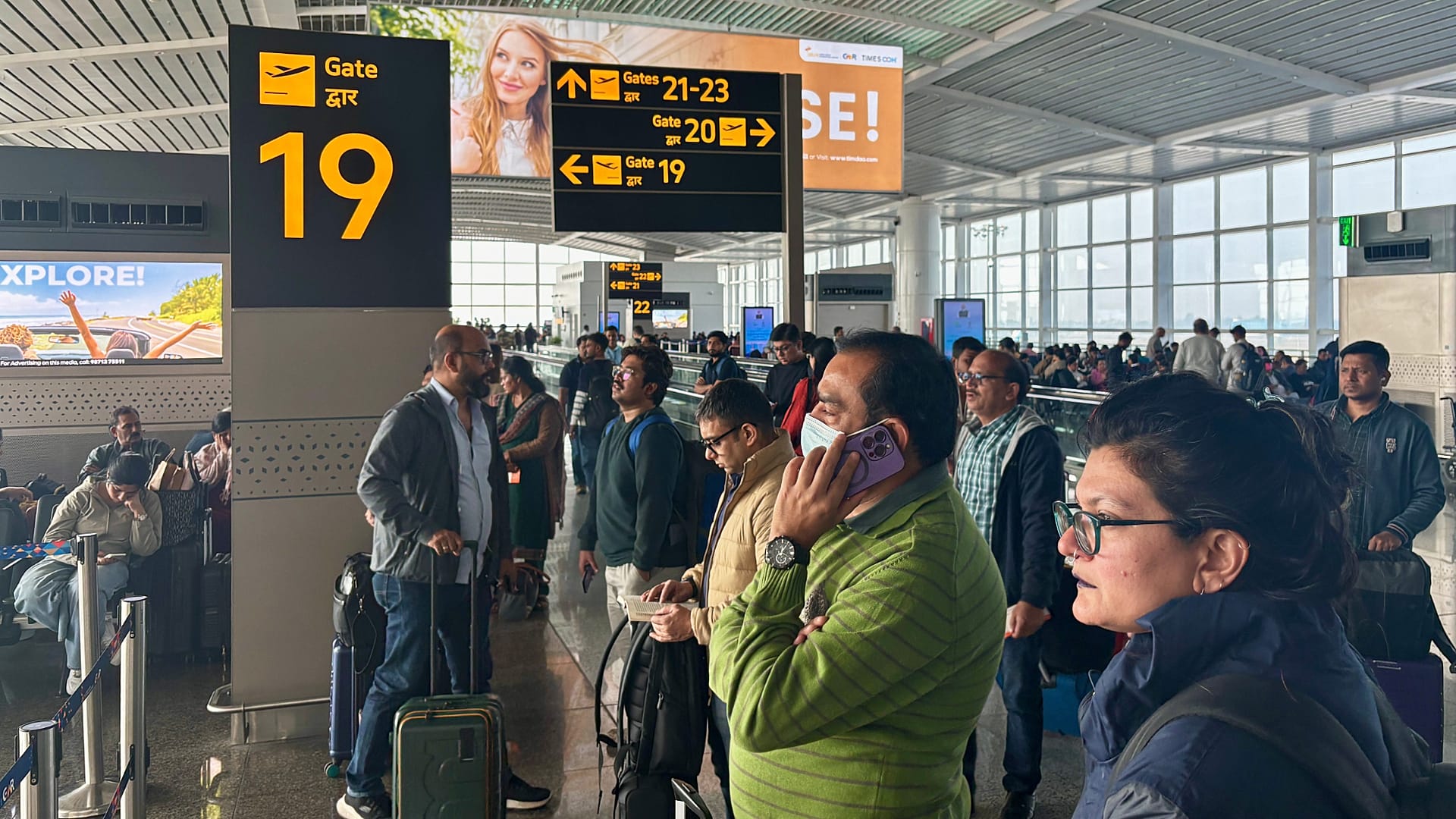 Пассажиры ждут снаружи международного аэропорта имени Индиры Ганди в Нью-Дели (Индия), поскольку несколько рейсов авиакомпании Indigo Airlines были отменены или задержаны.