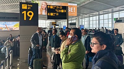 Пассажиры ждут снаружи международного аэропорта имени Индиры Ганди в Нью-Дели (Индия), поскольку несколько рейсов авиакомпании Indigo Airlines были отменены или задержаны.