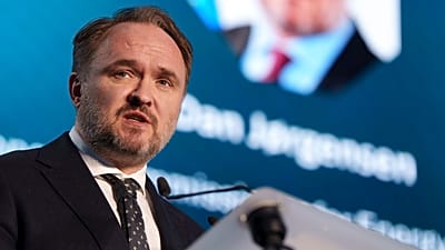 ФАЙЛ: Еврокомиссар Дан Йоргенсен на трибуне во время форума группы ЕИБ в Люксембурге, 6 марта 2025 года