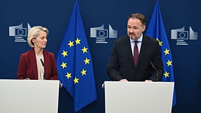 La présidente de la Commission européenne Ursula von der Leyen et le commissaire à l'énergie Dan Jorgensen lors d'une conférence de presse sur la sortie des combustibles fossiles russes, en décembre 2025.