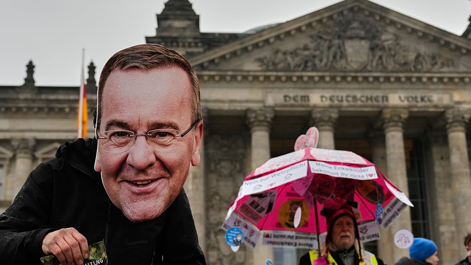Protest mit Foto von SPD-Verteidigungsminister Pistorius in Berlin