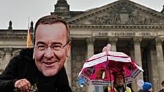Protest mit Foto von SPD-Verteidigungsminister Pistorius in Berlin