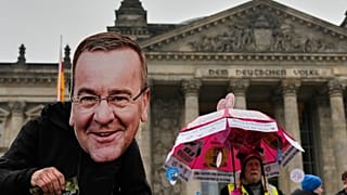 Protest mit Foto von SPD-Verteidigungsminister Pistorius in Berlin