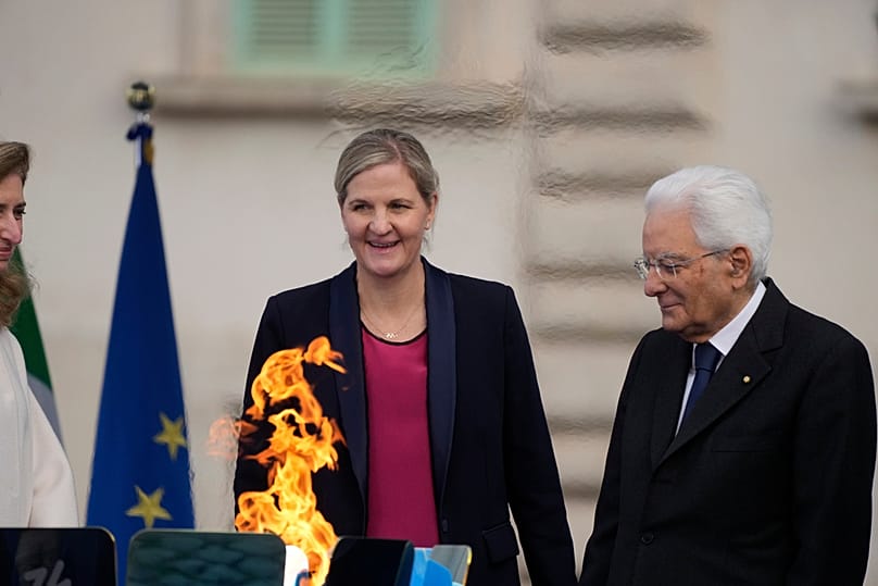 Ο Mattarella και η πρόεδρος της ΔΟΕ Kirsty Coventry κατά τη διάρκεια του ανάμματος της πυράς για τους Χειμερινούς Ολυμπιακούς Αγώνες Κορτίνα 2026 στο Μιλάνο