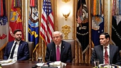 ABD Başkanı Donald Trump, Başkan Yardımcısı JD Vance (solda) ve Dışişleri Bakanı Marco Rubio ile birlikte.