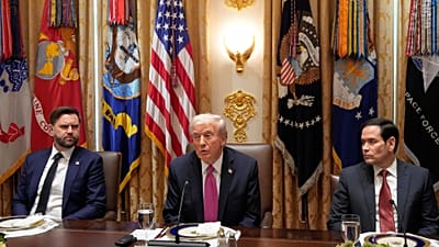 O Presidente dos EUA, Donald Trump, ladeado pelo Vice-Presidente JD Vance (à esquerda) e pelo Secretário de Estado Marco Rubio.