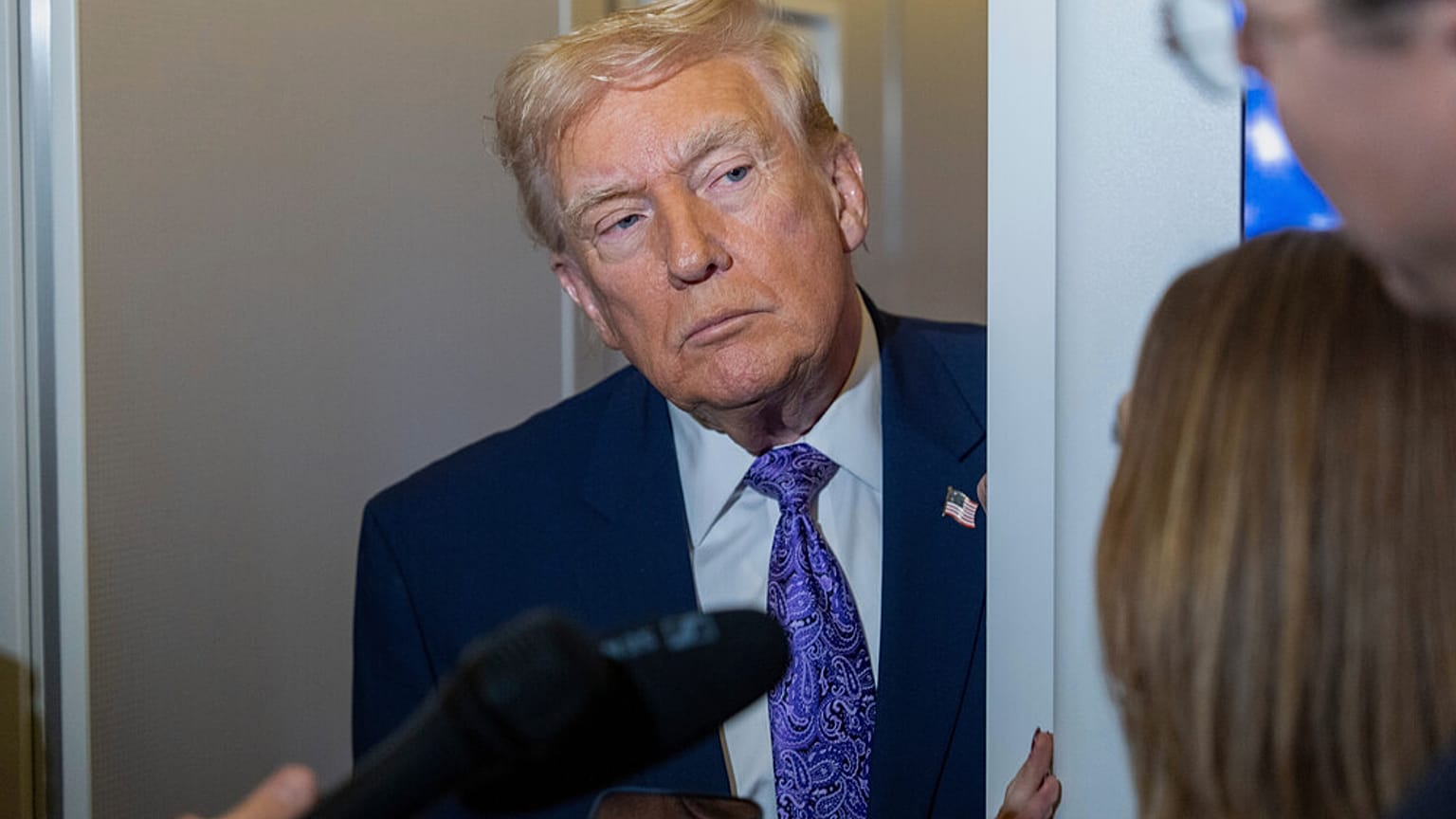 الرئيس دونالد ترامب يتحدث مع الصحفيين أثناء الرحلة على متن طائرة الرئاسة