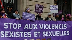 Hunderte versammeln sich in Lille, um gegen Gewalt und Vorurteile gegenüber Frauen zu protestieren und darauf aufmerksam zu machen, 19. November 2022