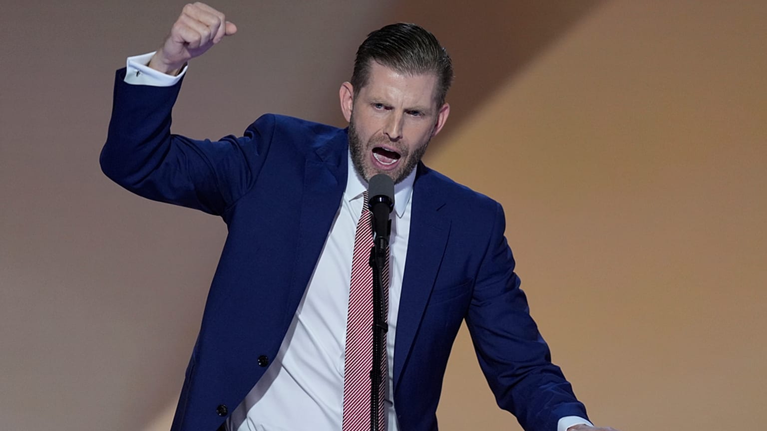 إريك ترامب يتحدث في الليلة الأخيرة من المؤتمر الوطني الجمهوري يوم الخميس 18 يوليو 2024 في ميلووكي. (صورة أسوشيتد برس/ جي. سكوت أبلوايت)