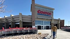 ARŞİV. Tek başına bir müşteri, Costco deposunun girişine doğru alışveriş arabasını itiyor. Sheridan, Colorado. 13 Mart 2025.