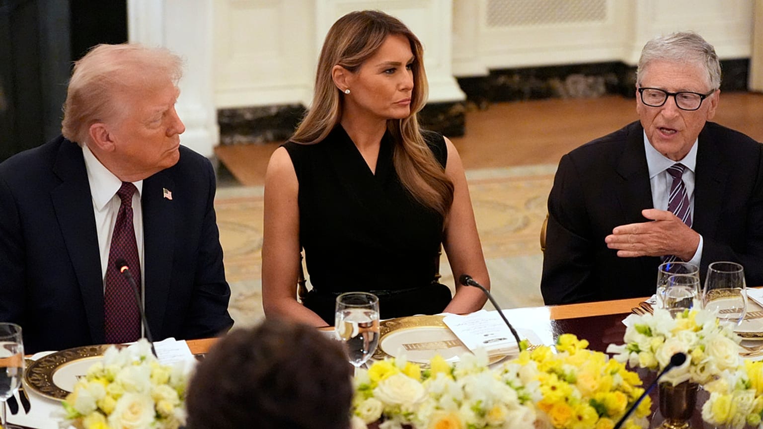 يتحدث بيل جيتس، مؤسس شركة مايكروسوفت، خلال عشاء مع الرئيس دونالد ترامب والسيدة الأولى ميلانيا ترامب في قاعة الطعام الرسمية بالبيت الأبيض، الخميس 4 سبتمبر/أيلول 2025