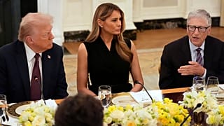 يتحدث بيل جيتس، مؤسس شركة مايكروسوفت، خلال عشاء مع الرئيس دونالد ترامب والسيدة الأولى ميلانيا ترامب في قاعة الطعام الرسمية بالبيت الأبيض، الخميس 4 سبتمبر/أيلول 2025