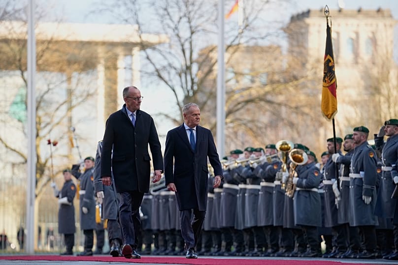 Ο Γερμανός καγκελάριος Friedrich Merz, αριστερά, υποδέχεται τον πρωθυπουργό της Πολωνίας Donald Tusk, δεξιά, για τις γερμανο-πολωνικές κυβερνητικές διαβουλεύσεις στην Καγκελαρία στο Βερολίνο.