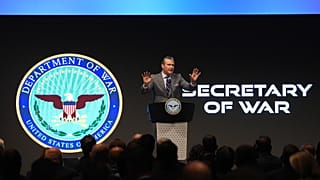 وزير الدفاع بيت هيغسِث يتحدث خلال القمّة السنوية الرابعة للدفاع في شمال شرق إنديانا، في جامعة بورديو فورت واين، يوم الأربعاء 12 نوفمبر 2025(صورة AP بعدسة دارون كامينغز)