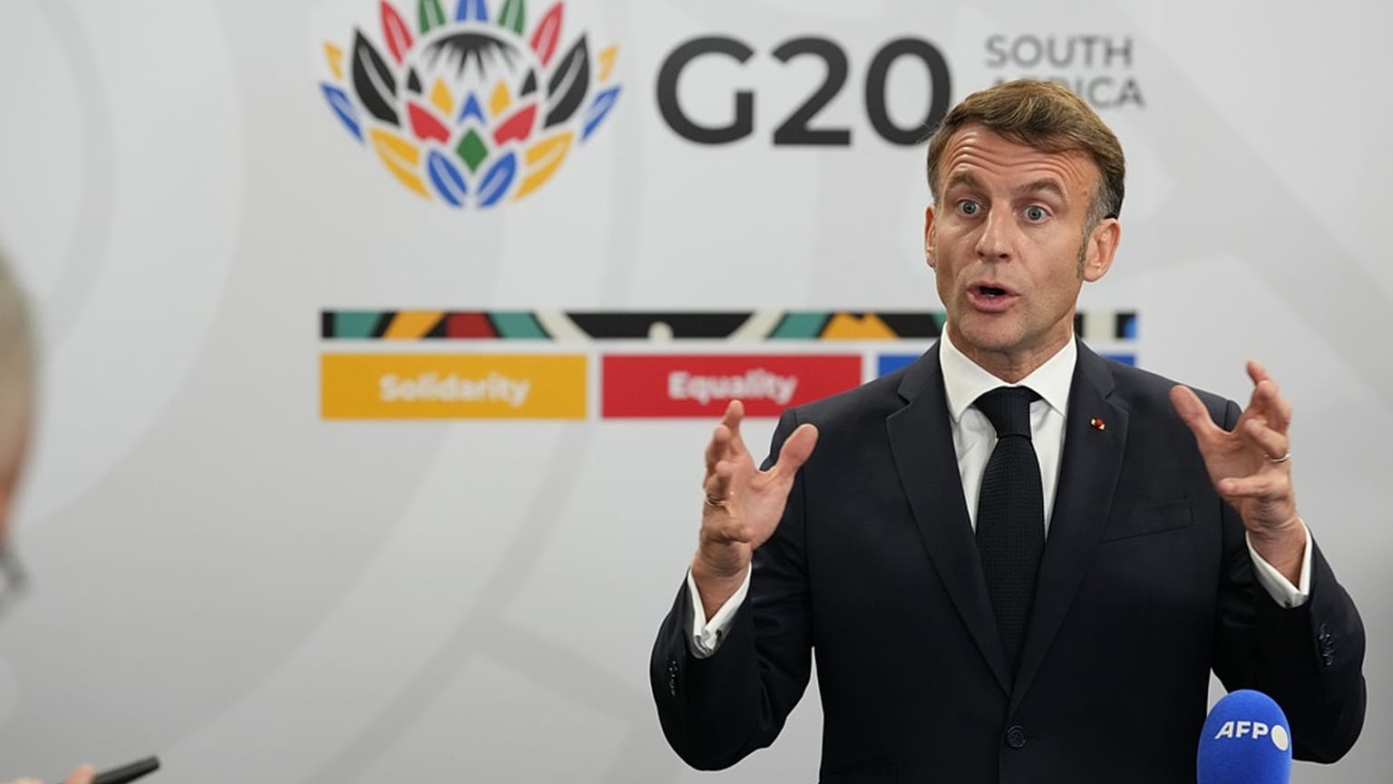 الرئيس الفرنسي إيمانويل ماكرون يتحدث إلى وسائل الإعلام في ختام اليوم الأول لقمة قادة مجموعة العشرين في جوهانسبرغ، جنوب أفريقيا، يوم السبت 22 نوفمبر 2025. (صورة أسوشيتد برس)