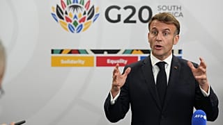 الرئيس الفرنسي إيمانويل ماكرون يتحدث إلى وسائل الإعلام في ختام اليوم الأول لقمة قادة مجموعة العشرين في جوهانسبرغ، جنوب أفريقيا، يوم السبت 22 نوفمبر 2025. (صورة أسوشيتد برس)