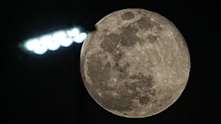 A szuperhold egy utcai lámpa fölé emelkedik Phnom Penh mellett, Kambodzsában, 2025. december 5-én, pénteken