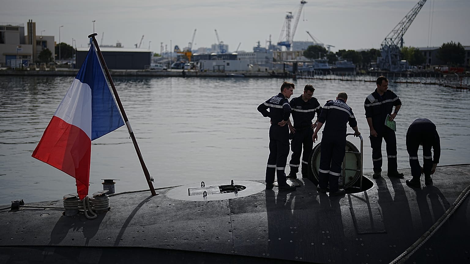 Marinai francesi al lavoro sul sottomarino a propulsione nucleare Rubis alla base navale di Tolone, nel sud del Paese (15 aprile 2024)