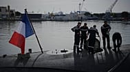 Marinai francesi al lavoro sul sottomarino a propulsione nucleare Rubis alla base navale di Tolone, nel sud del Paese (15 aprile 2024)