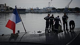 Marinai francesi al lavoro sul sottomarino a propulsione nucleare Rubis alla base navale di Tolone, nel sud del Paese (15 aprile 2024)