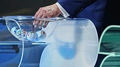 Le président américain Donald Trump plonge la main dans un bol pour ramasser une balle lors du tirage au sort de la Coupe du monde 2026, à Washington, le 5 décembre 2025.