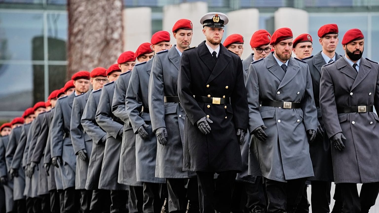 Rekruten werden am 12. November 2025 vor dem Bundeskanzleramt in Berlin im Rahmen des 70. Bundeswehr-Jubiläums vereidigt