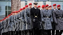 Rekruten werden am 12. November 2025 vor dem Bundeskanzleramt in Berlin im Rahmen des 70. Bundeswehr-Jubiläums vereidigt