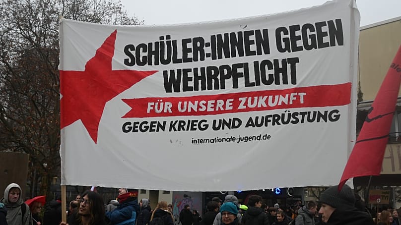 Ein Banner bei dem Schulstreik gegen die Wehrpflicht in Berlin, 5. Dezember 2025