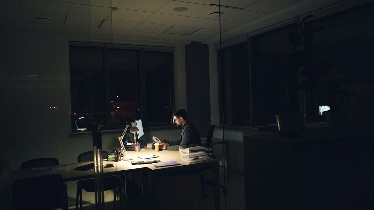 Mężczyzna siedzi w ciemności, 22.09.2025 r.