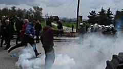Makedonya havaalanına giden yolda çiftçiler ve polis arasında çatışma