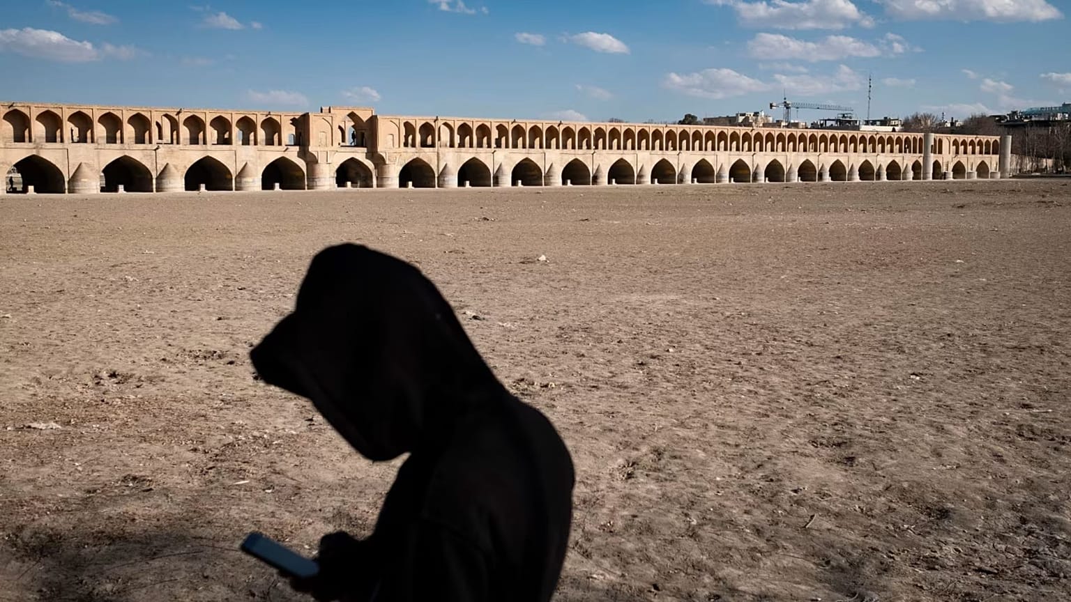 A Zayandeh Rud kiszáradt folyómedre Iszfahán történelmi városában