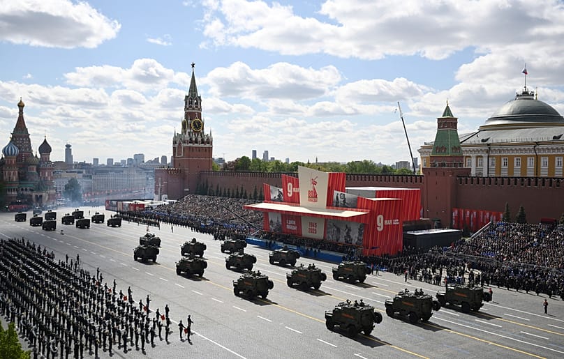 مركبات الجيش الروسي تتقدم خلال العرض العسكري ليوم النصر في موسكو، روسيا، الجمعة 9 مايو/أيار 2025