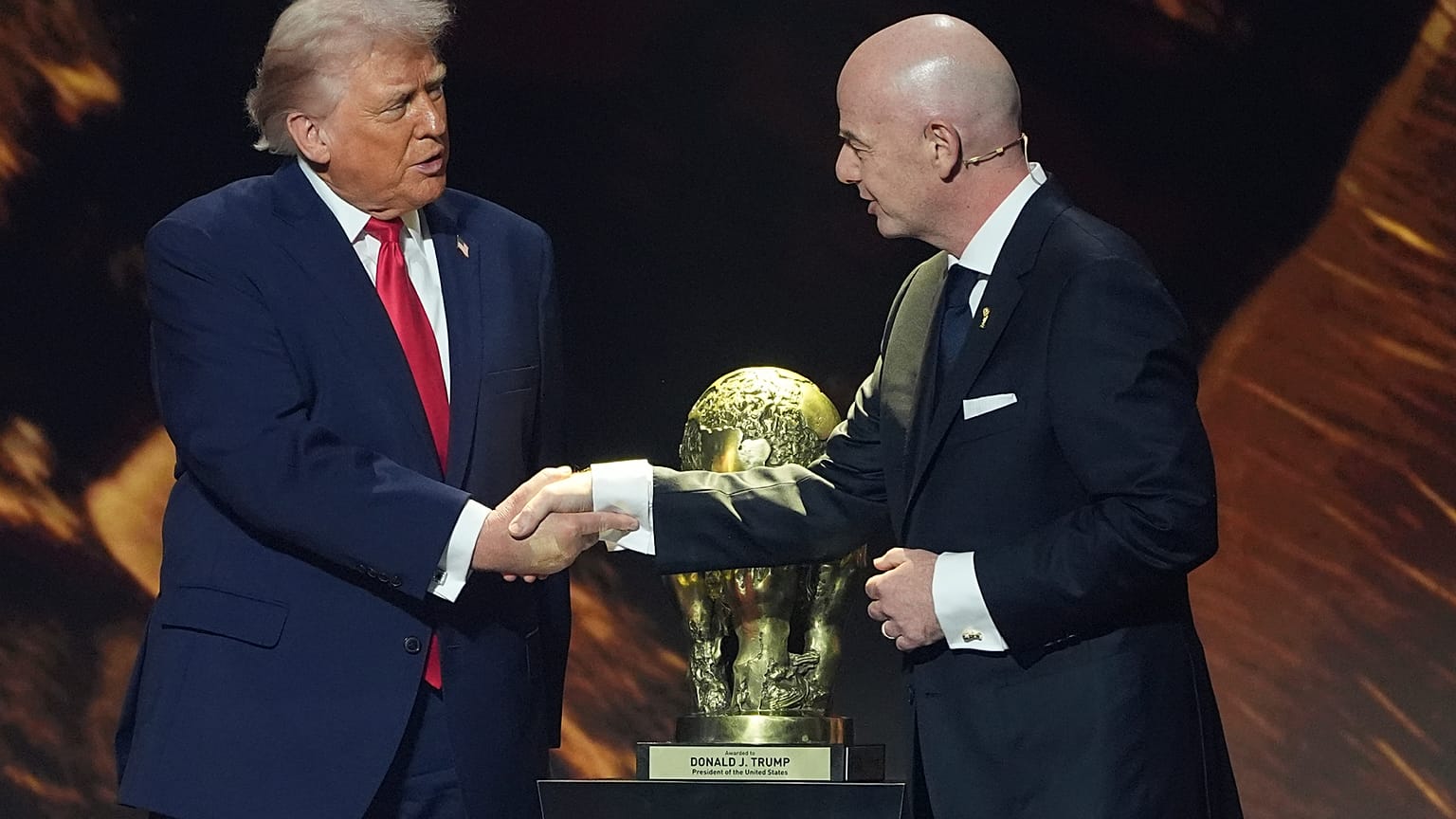 Donald Trump sul palco dei sorteggi per i gironi della Coppa del Mondo di calcio 2026 a Washington con GIanni Infantino, presidente Fifa