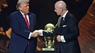 Donald Trump sul palco dei sorteggi per i gironi della Coppa del Mondo di calcio 2026 a Washington con GIanni Infantino, presidente Fifa