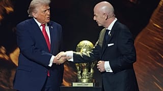 Donald Trump sul palco dei sorteggi per i gironi della Coppa del Mondo di calcio 2026 a Washington con GIanni Infantino, presidente Fifa