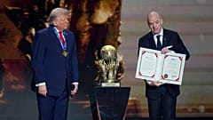 رئيس الاتحاد الدولي لكرة القدم (فيفا) جياني إنفانتينو، على اليمين، يمنح الرئيس دونالد ترامب جائزة الفيفا للسلام خلال قرعة كأس العالم لكرة القدم 2026 في مركز كينيدي في واشنطن، 