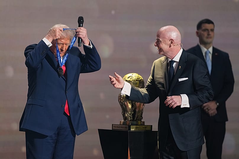 رئيس الاتحاد الدولي لكرة القدم (فيفا) جياني إنفانتينو يسلم الرئيس دونالد ترامب جائزة الفيفا للسلام خلال قرعة كأس العالم لكرة القدم 2026 في مركز كينيدي في واشنطن،