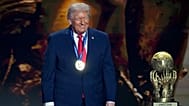 El presidente de Estados Unidos, Donald Trump, recibe el Premio de la Paz de la FIFA en Washington, el 5 de diciembre de 2025.