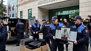 Görselde bir bilgisayar ekranındaki yapay zeka bakan tutuklanıyormuş gibi resmediliyor.