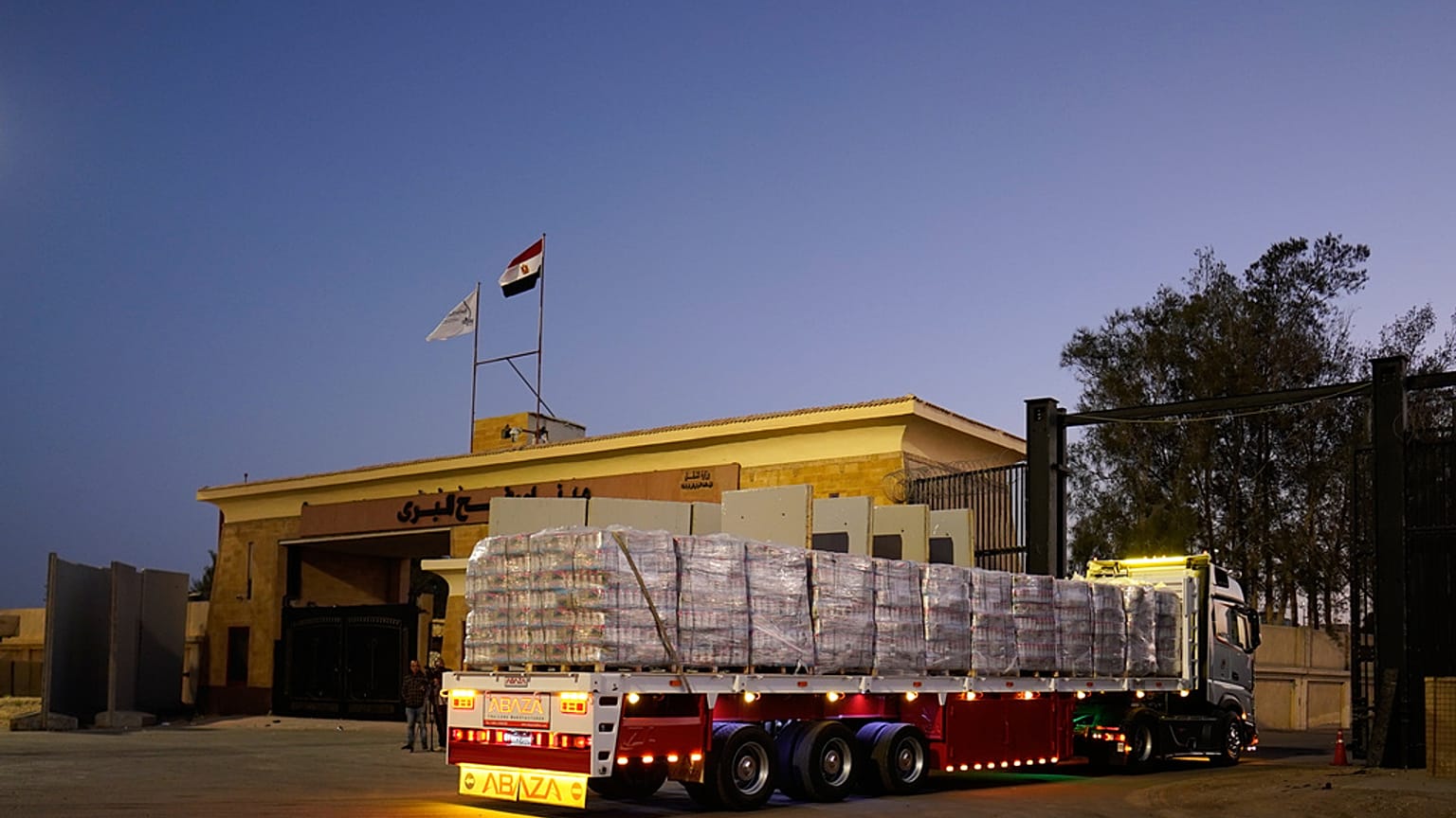 شاحنة محملة بمساعدات إنسانية تعبر البوابة المصرية لمعبر رفح، متجهة للتفتيش من قبل السلطات الإسرائيلية قبل دخول قطاع غزة، الاثنين 20 أكتوبر/تشرين الأول 2025. 