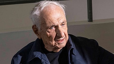 Frank Gehry está considerado como uno de los arquitectos más importantes e influyentes del mundo, y es internacionalmente célebre por su arquitectura personal, que incorpora n