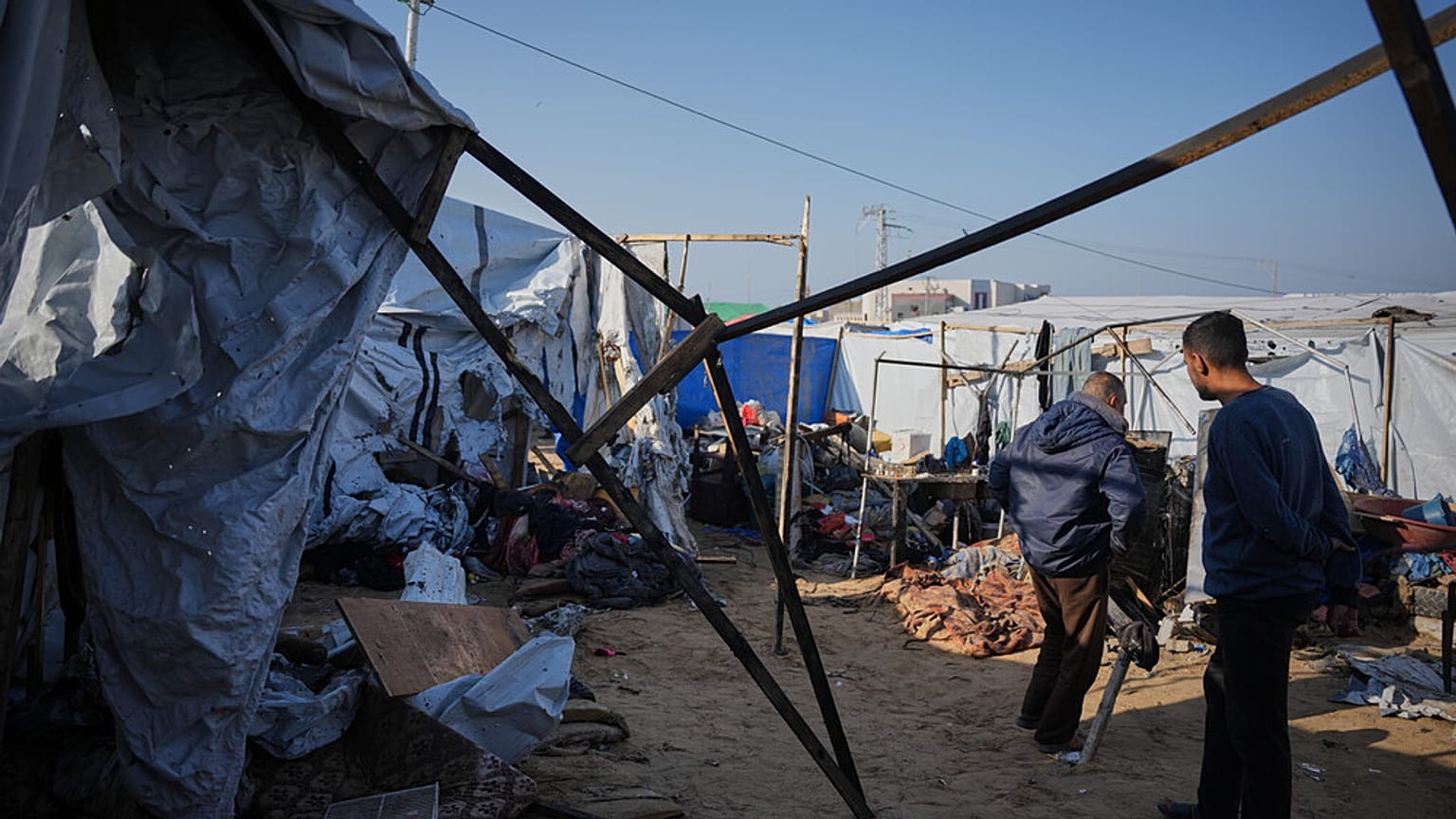 فلسطينيون نازحون يتفقدون الأضرار بعد قصف الجيش الإسرائيلي لمخيمهم الخيامي في خان يونس بقطاع غزة، الخميس 4 ديسمبر/كانون الأول 2025. (أسوشيتد برس – عبد الكريم هنا)