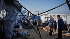 Vertriebene Palästinenser inspizieren die Schäden, nachdem die israelische Armee ihr Zeltlager in Khan Younis im Gazastreifen beschossen hat, Donnerstag, 4. Dezember 2025. (AP - Abdulkarim Hanna)