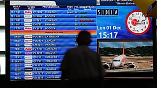 Un pasajero mira el panel de información de vuelos en el Aeropuerto Internacional Simón Bolívar en Maiquetía, Venezuela, el 1 de diciembre de 2025.
