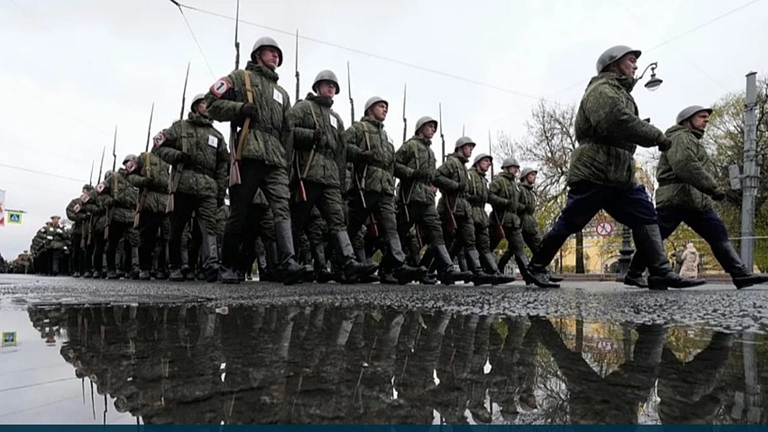 ARCHIVO: Soldados del Ejército ruso marchan durante un ensayo general para el desfile del Día de la Victoria en la Plaza Dvortsovaya, en San Petersburgo, el 7 de mayo de 2025.