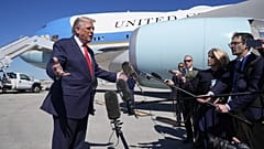 Le président Donald Trump s'adresse aux médias après son arrivée à l'aéroport international de Palm Beach, le vendredi 31 octobre 2025, à West Palm Beach, en Floride.