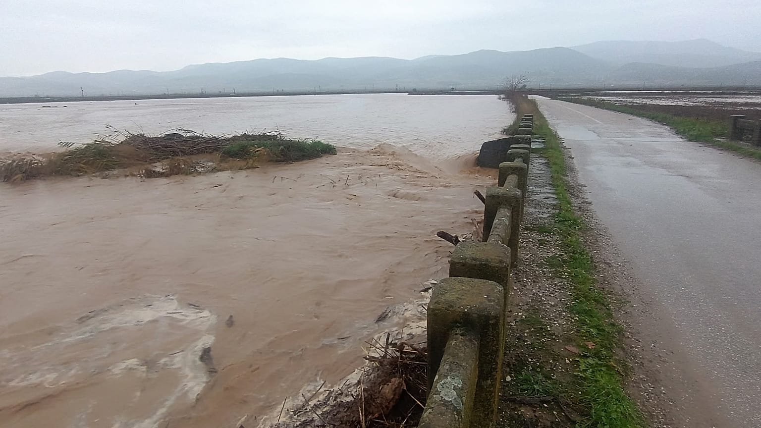 Υπερχείλιση ποταμού Ενιπέα στη Λάρισα