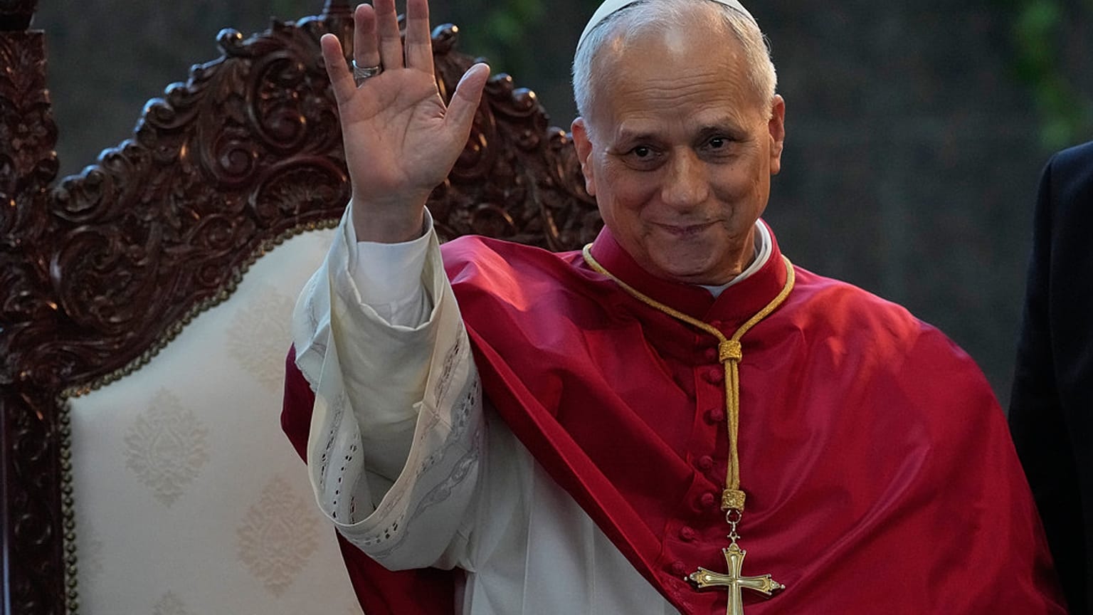 لوّح البابا ليو الرابع عشر للجماهير خلال تجمع مع الأساقفة والكهنة والأشخاص المكرسين والعاملين الرعويين في بازيليك سيدة لبنان في هاريسا، لبنان، يوم الاثنين 1 ديسمبر 2025.