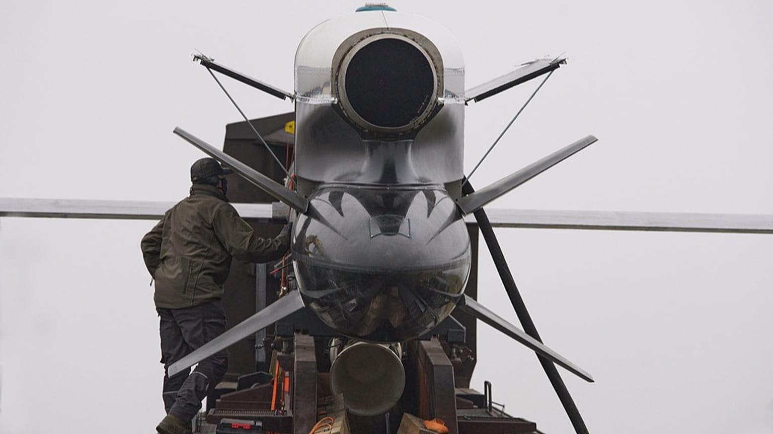 Arbeiter und Militärs inspizieren die Flamingo-Raketen der ukrainischen Fire Point bei der Übergabe an das Militär an einem ungenannten Ort in der Ukraine am Donnerstag, 4. Dezember 2025.